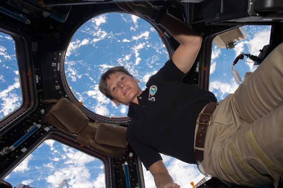 400 kilometer over bakken, i romstasjonen ISS, er det ikke bare å stikke hodet ut for å trekke frisk luft, om helseskadelige gasser skulle lekke inn i innemiljøet til NASA-astronaut Peggy Whitson og kollegene hennes. Nå utvikler norske og tyske teknologer ny og rask teknologi for overvåking av inneluften i romstasjonen. Foto: NASA