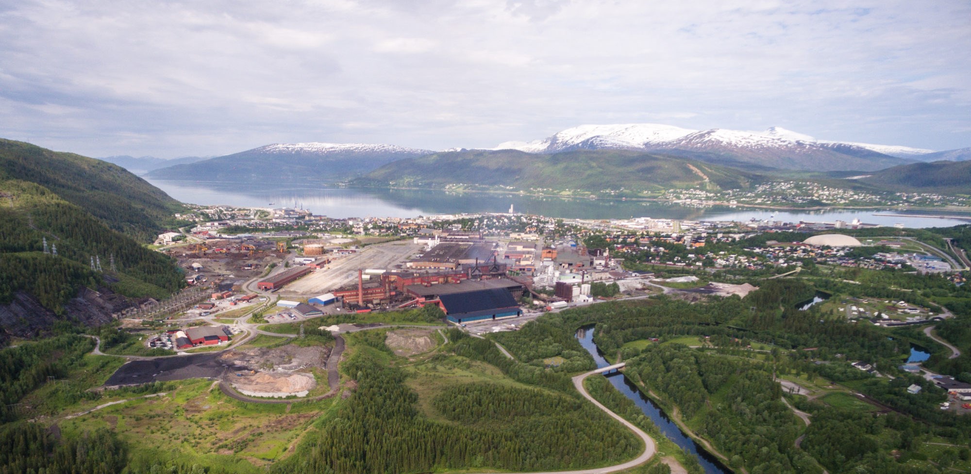 Mo Industripark i Mo i Rana er ifølge SINTEF et godt hjemlig eksempel på et miljø som er tidlig ute med omstillingen til den sirkulære økonomien. Industriparken har som mål å gjenvinne energi tilsvarende produksjonen i et Alta-kraftverk, og i tillegg øke bruken av biprodukter betraktelig. Foto: Mo Industripark