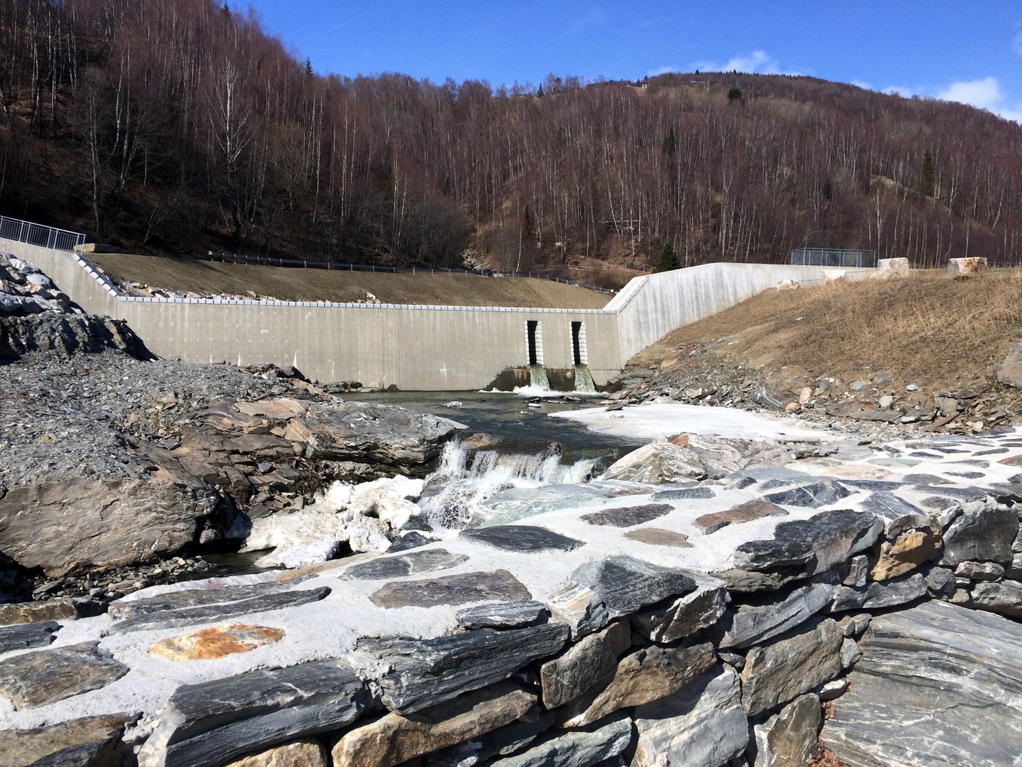 Her har NVE sikret Veikleåa i Kvam mot framtidige ødeleggelser forårsaket av ekstrem nedbør, skred og flom. Foto: Grete Hedemann Aalstad, NVE.