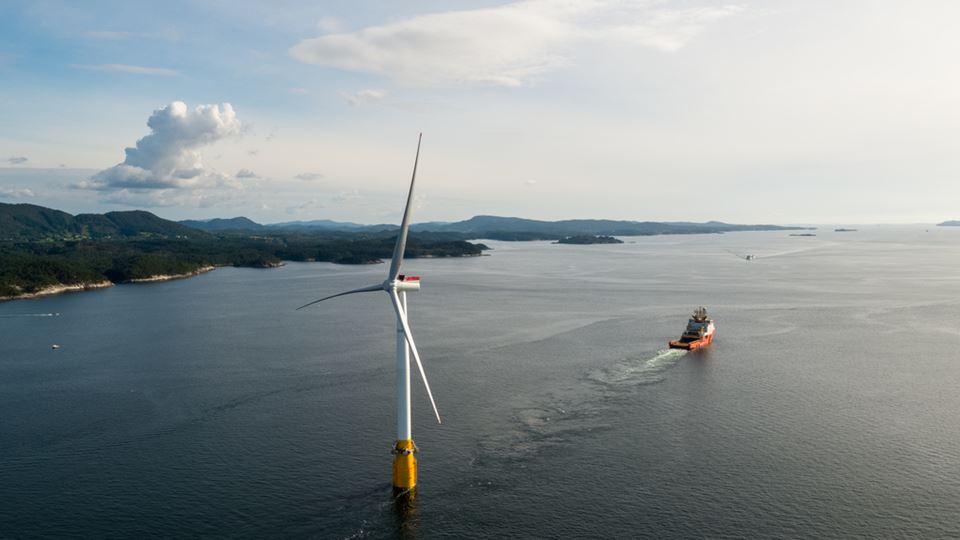 Satsing på havvindteknologi kan gi en tilbakebetaling som er over hundre ganger større enn  etableringskostnadene, ifølge artikkelforfatteren. Bildet er fra Statoils Hywind-prosjekt. Foto: Øyvind Gravås, Statoil.
