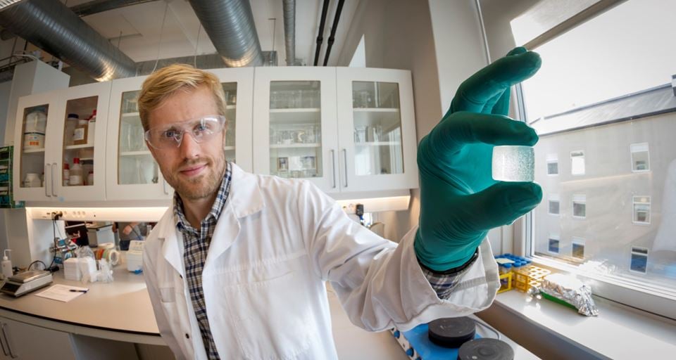 SINTEF-forsker og bioteknolog Øystein Arlov viser fram en alginatgelé som bokstavelig talt danner grobunn for de kunstige bruskcellene. Foto: Thor Nielsen
