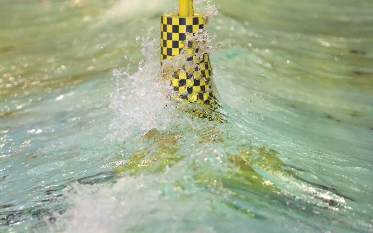 I dag har de største vindturbinene i Nordsjøen en effekt på rundt seks megawatt. Fremtidens turbiner vil bli langt større. Her blir en vindturbinmodell testet i ekstremt store bølger i Havlaboratoriet ved SINTEF Ocean.
Foto: SINTEF