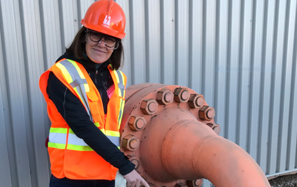 Nylig var blogger og forskningssjef Mona Mølnvik i Canada og besøkte Boundry Dam-prosjektet. Her står hun ved siden av et rør som kan frakte 1 million tonn CO2 i året. Foto: Privat.