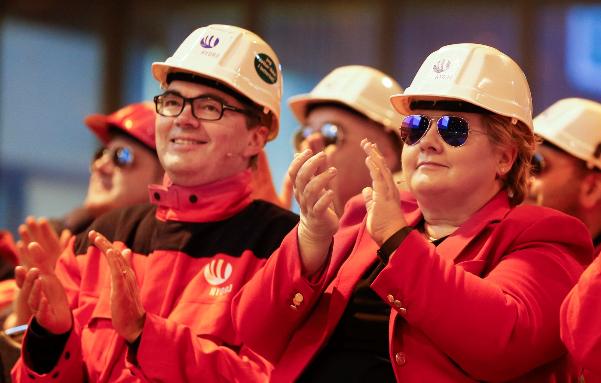 Statsminister Erna Solberg var på plass på Karmøy da Hydro i 2016 bekjentgjorde planene om et pilotanlegg som skal verifisere verdens mest klima- og energieffektive produksjon av aluminium. Dataspillet som forfatterne av innlegget skriver om, er alt blitt et nyttig hjelpemiddel i treningen av operatører ved pilotanlegget. Foto: NTB scanpix