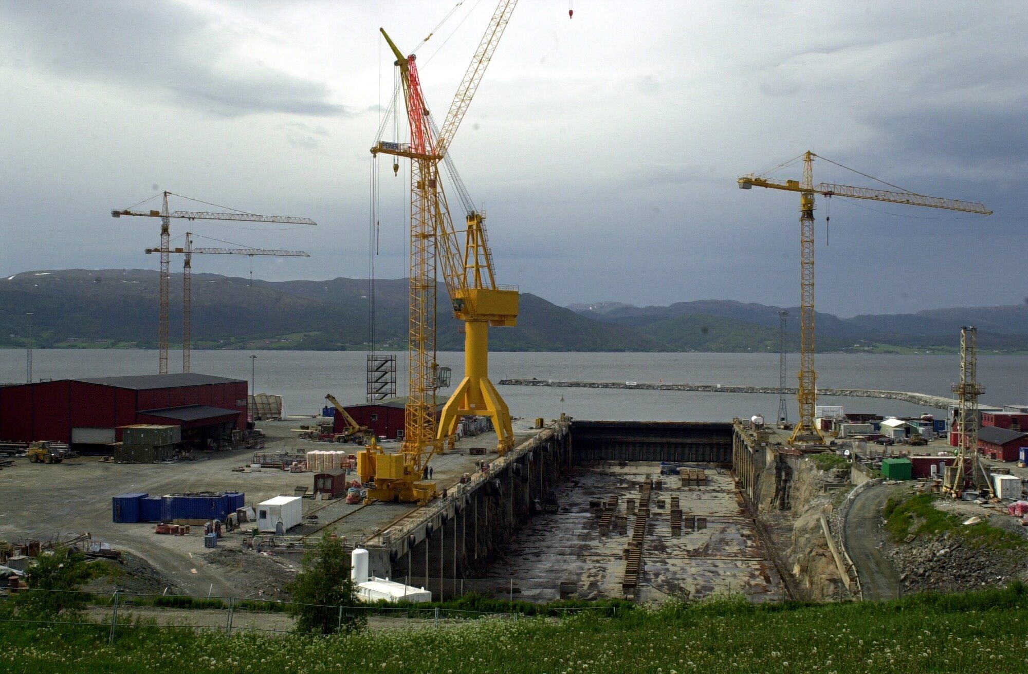 «Når hjørnesteinsbedrifter blir borte, kunne vi overlatt utfordringen til kommunen og arbeidstakerne selv – og satset på at nye arbeidsplasser vil dukke opp «av seg selv». I Norge gjør vi ikke det,» skriver kronikkforfatterne. Bildet er fra Rissa kommune, som fikk omstillingsstøtte da verftet Noryards Fosen gikk konkurs. Foto: Geir Otto Johansen / Aftenposten/ NTBScanpix