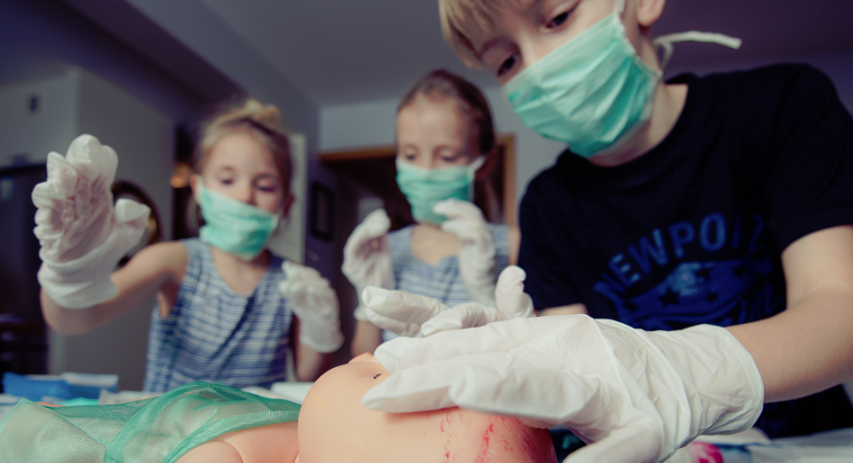 Nasjonal førstehjelpsdugnad: Nå skal de aller minste  også lære førstehjelp. Forskning viser at det skjer best i sosiale settinger. SINTEF skal derfor forske på hvordan førstehjelpopplæring i grunnskolen blir best mulig. Illustrasjonsfoto: Pexels.com