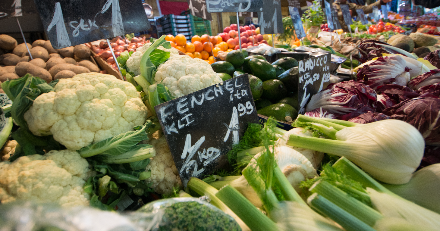 Vi liker best å plukke frukt og grønt selv når vi handler. Det skaper utfordringer for de som driver med dagligvarer på nett. Illustrasjonsfoto: Pexels.