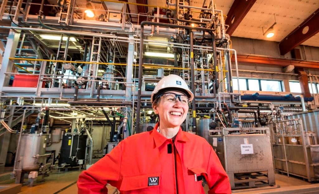 Avdelingsleder Kari-Anne Leth-Olsen ved teknologisenteret til Yara viser stolt fram dette pilotanlegget på Herøya. Her gjør det norske gjødselkonsernet sin del av forskningen som inngår i Norges ferske satsing på utvinning av sjeldne jordartselementer. Foto: Yara