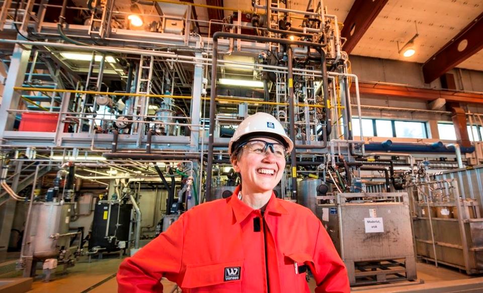 Avdelingsleder Kari-Anne Leth-Olsen ved teknologisenteret til Yara viser stolt fram dette pilotanlegget på Herøya. Her gjør det norske gjødselkonsernet sin del av forskningen som inngår i Norges ferske satsing på utvinning av sjeldne jordartselementer. Foto: Yara