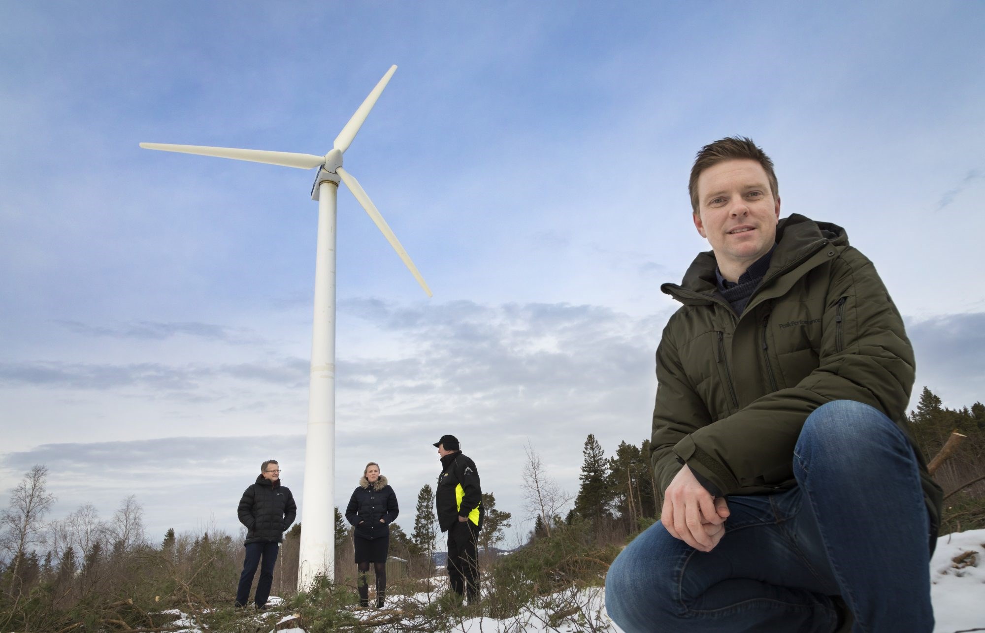 Fersk og lagret kraft herfra skal gjøre to gårdsbruk selvforsynt med strøm. SINTEFs Kyrre Sundseth (foran), Bernhard Kvaal og Gøril Forbord, Trønderenergi og gårdbruker Lars Hoem deltar i prosjekt der overskudd av vind skal lagres som hydrogen. Foto: Thor Nielsen