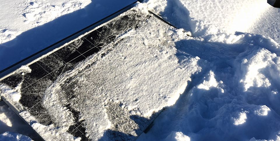 Nordisk klima kan være ideelt for solceller. Sterk sol, kaldt vær og reflekterende snø er en god kombinasjon. Så lenge ikke snøen dekker solcellepanelet, som her. Foto: Pål E. Martinussen/ Bromstadekra skulpturpark.
