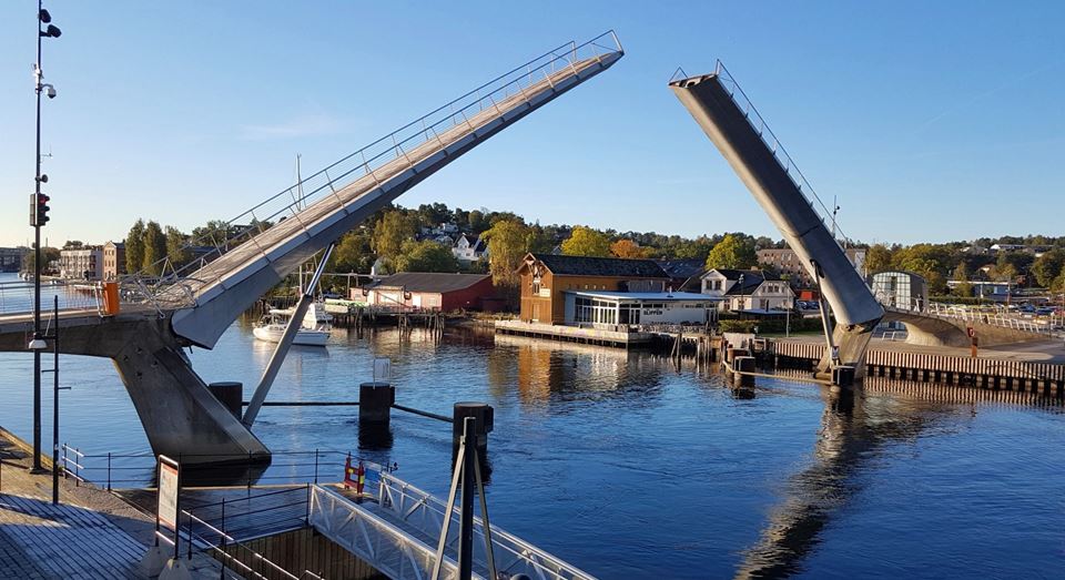 "Gangbrua" i Fredrikstad, som bringer fotgjengere og syklister over Glomma, er den første og største av et lite antall broer i Norge som er lagd av fiberarmert plast til nå. Gjennom et forskningsprosjekt i EU-regi, håper norske forskere nå å øke aksepten i byggebransjen for bruk av slike materialer i broer. Foto: FiReCo