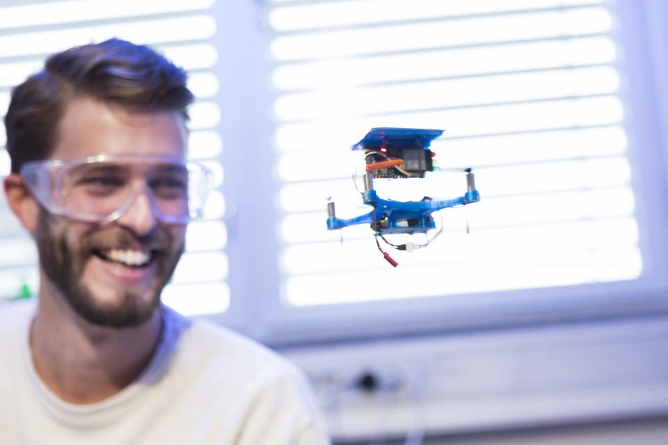 Forsker Jackob Høgenes ved SINTEF Digital er en av de som forsker på droner - denne får imidlertid bare fly innendørs. Foto: Werner Juvik/SINTEF