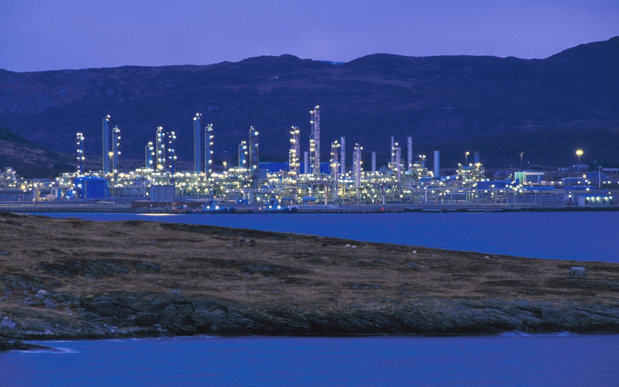 Hydrogenproduksjon basert på naturgass, kombinert med bruk av CO2-håndtering, vil være bra både for Paris-målene og for norsk verdiskaping, ifølge artikkelforfatterne. Bildet er fra gassterminalen på Kårstø. Foto: Stig Tronvold / Samfoto