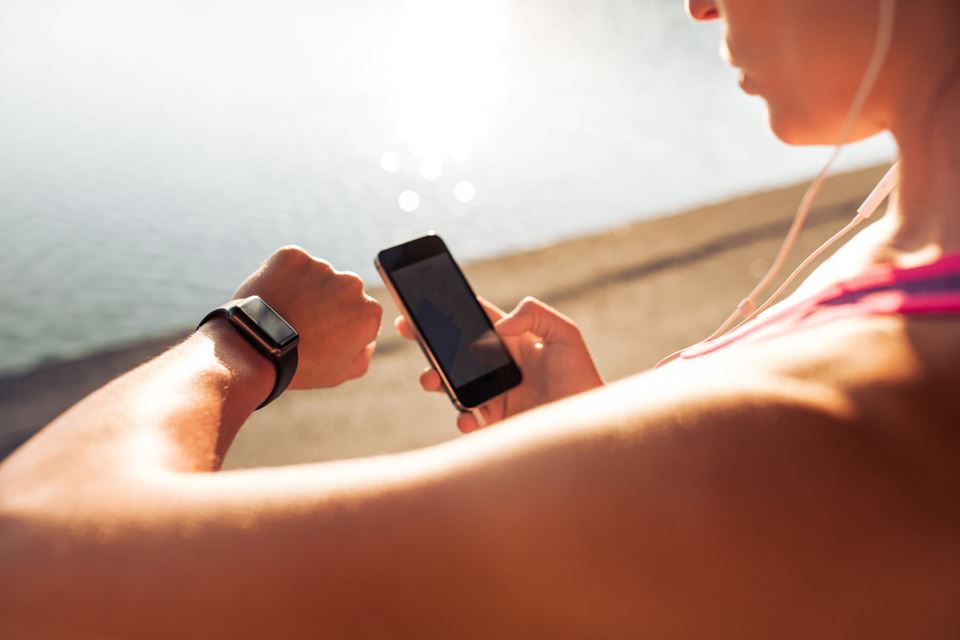 Data fra smartklokker, helseapper og pasientjournaler ville effektivisere helsevesenet om de fikk bo sammen i en digital "kopi" av pasienten, ifølge artikkelforfatterne. Foto: jacoblund / Thinkstock