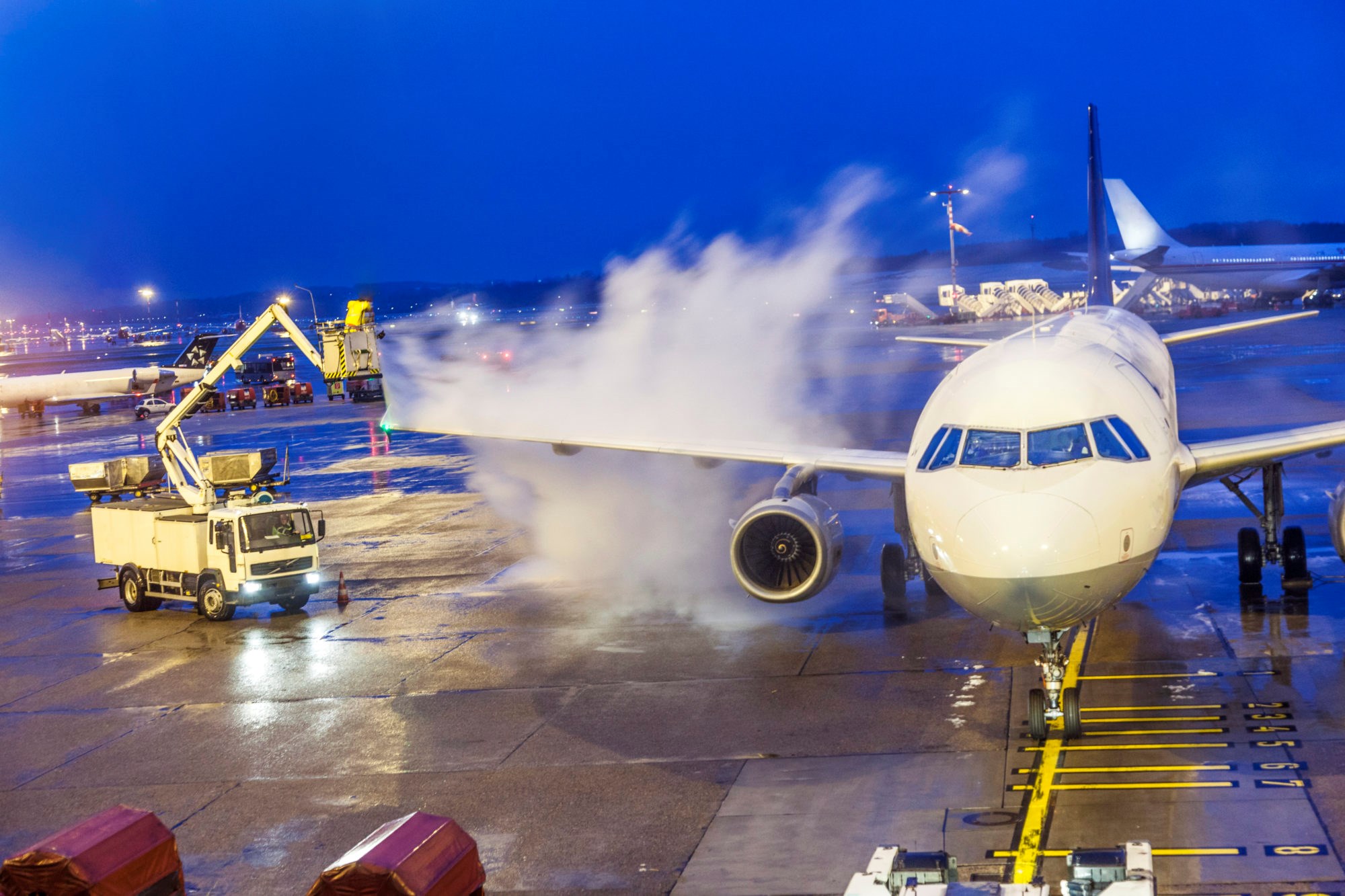 Av-ising av fly forurenser bakken. Nå skal ny filterteknologi testes ut mot problemet på Sola flyplass, etter vellykkede labforsøk. Illustrasjonsfoto: Thinkstock