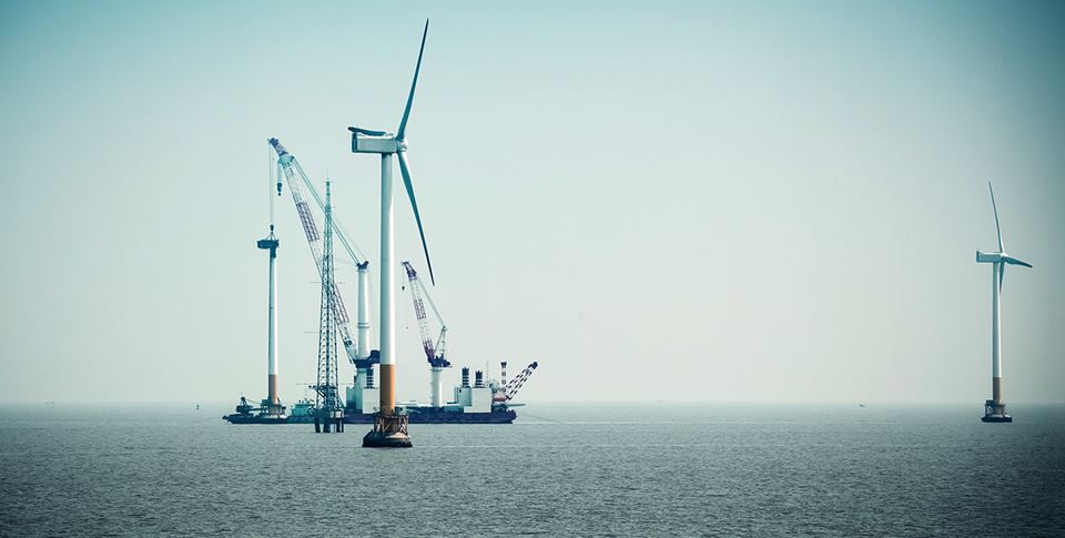 Fra olje til vind: Kompetanseoverføring fra olje- og gassektoren til offshore vind er et godt eksempel på samskaping. Dette trenger vi mer av, konkluderer forskerne bak rapporten. Foto: Scanpix/NTB