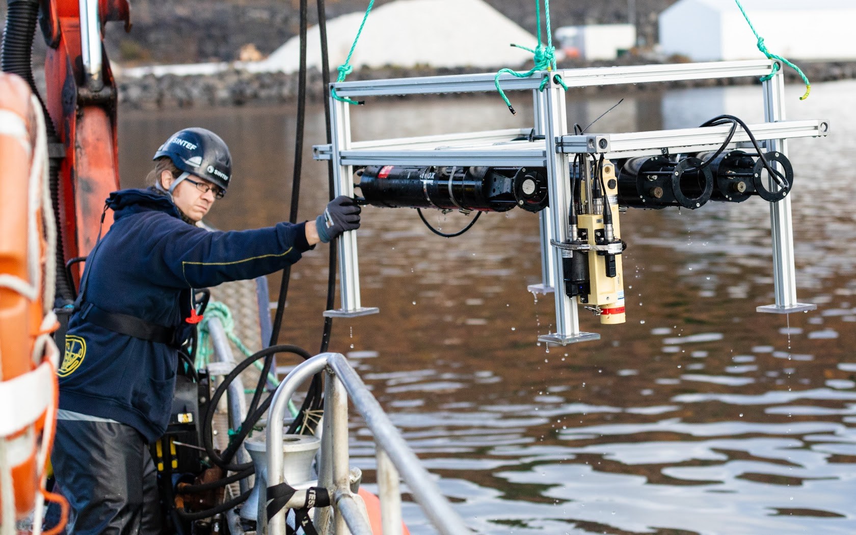 Denne måleriggen er utstyrt med sensorer som skal overvåke hvordan boreslam og gruvestøv påvirker det marine miljøet. Her skal den ut å samle data til det autonome systemet. På bildet ser vi  Tor Nordam i SINTEF. Foto: Emlyn J. Davies