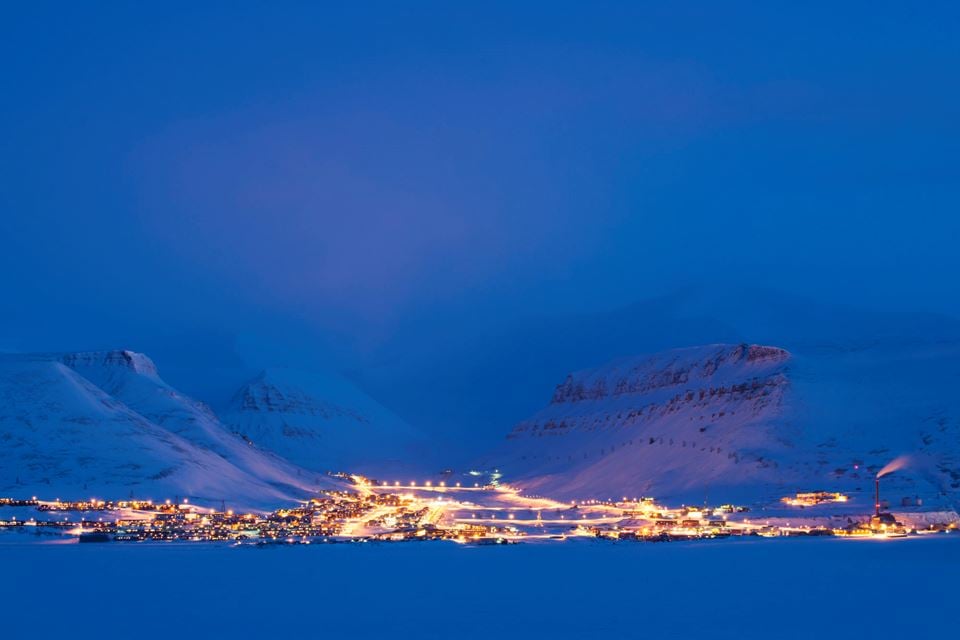 Hvordan skal Longyearbyen forsynes med strøm og fjernvarme i fremtiden? Import av vindkraft fra Finnmark i form av hydrogen er en av flere muligheter som nå har vært gjenstand for innledende studier. Illustrasjonsfoto: Roy Mangersnes / Samfoto