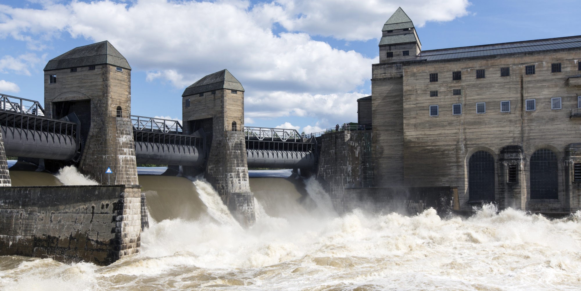 Koblet til kunnskap i Norges bærende næringer, blir maskinlæring et ekstra kraftfullt forbedringsverktøy, påpeker artikkelforfatterne. Som et eksempel viser de til hvordan slike koblinger kan hjelpe vannkraftsektoren med å forebygge slitasjeskader på turbinene. Illustrasjonsfoto: Svein Grønvold, Samfoto