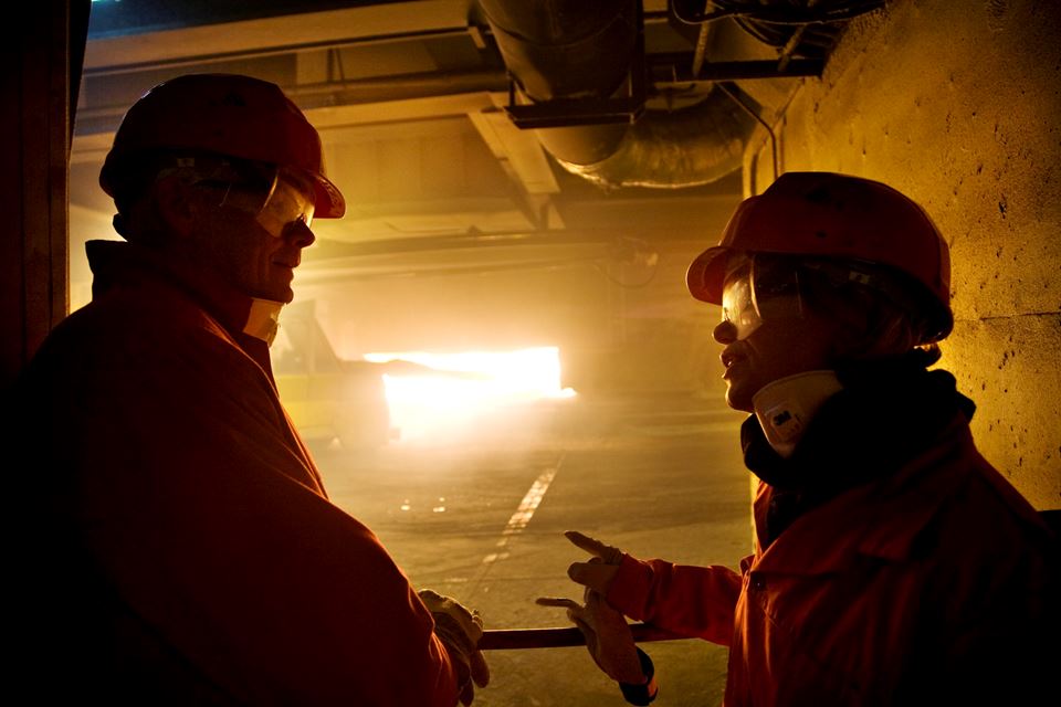 Silisiumprodusent Elkem er en av deltakerne i nytt prosjekt som skal bidra til kutt i de fossile utslippene fra smelteverksindustrien. Illustrasjonsfoto: Thor Nielsen / SINTEF