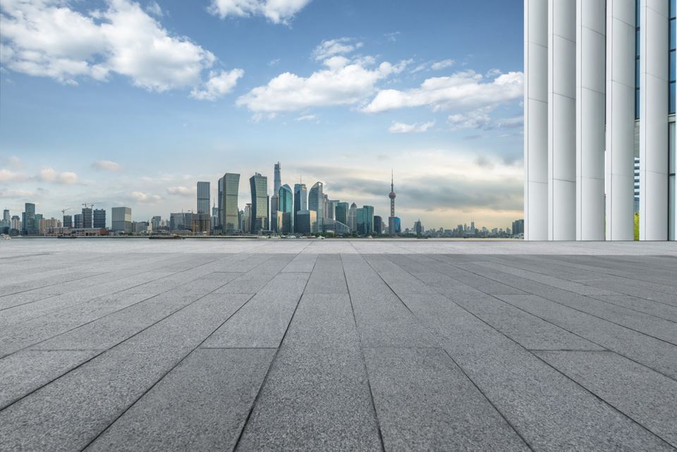 Sement er et av verdens vanligste byggematerialer, og produksjonen står for 7 prosent av klimautslippene våre. Det må vi gjøre noe med. Dette bildet er fra Shanghai. Foto: Thinkstock.