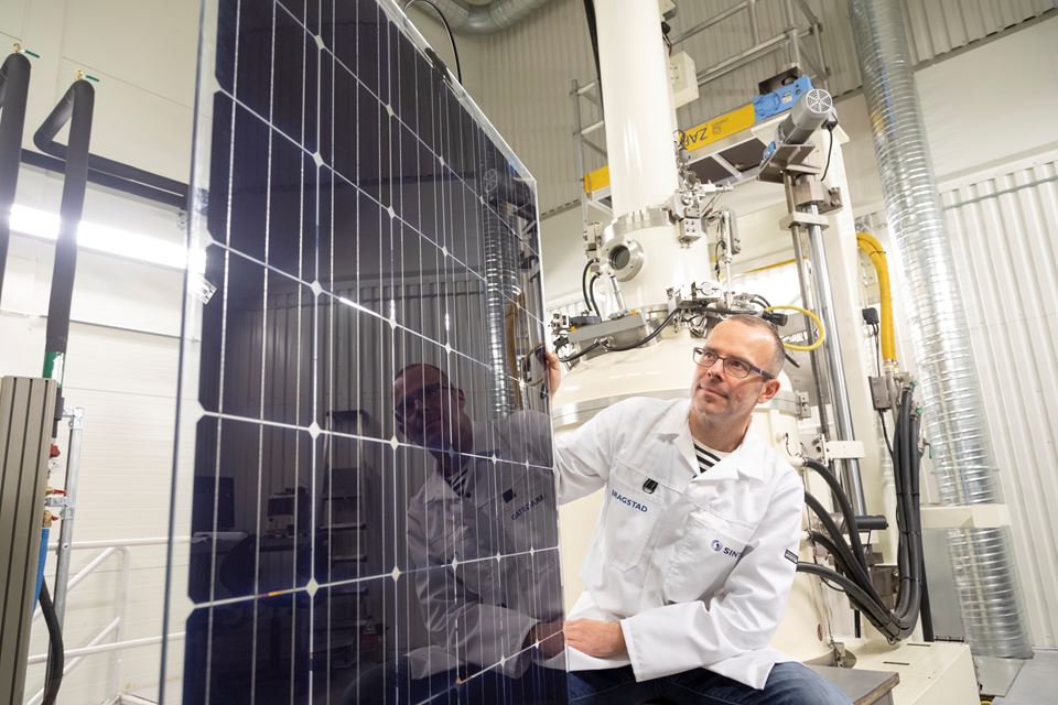 Forsker Martin Bellmann viser fram solcellepanelet som kan hente ut maksimal effekt, fordi det blant annet har et system for nedkjøling. Panelet har blitt til i SINTEFs solcellelab. Foto: Thor Nielsen.