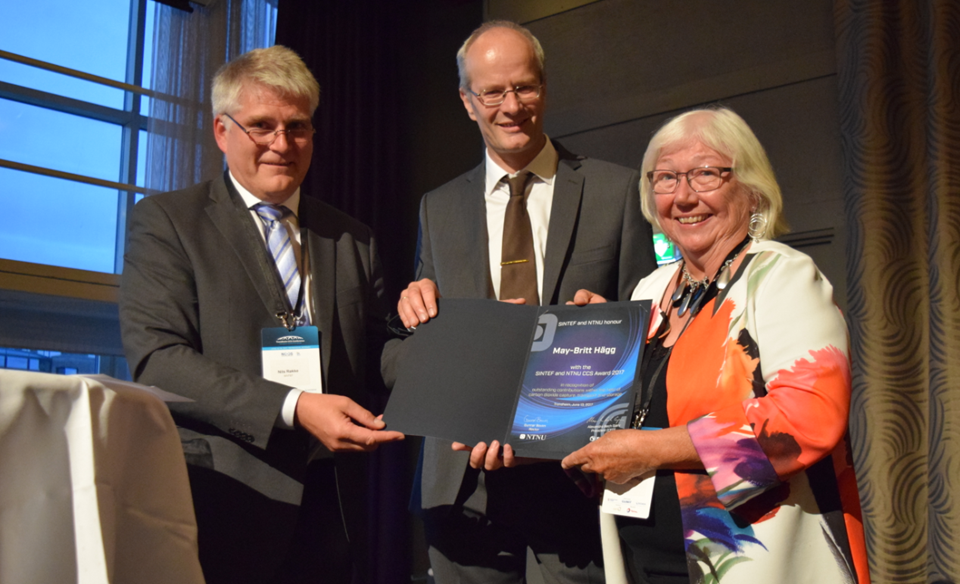 CCS Award for 2017 ble tildelt May-Britt Hägg fra SINTEF. Nils Røkke, direktør for bærekraft i SINTEF til venstre og dekan ved NTNU Øyvind Gregersen- i midten. Foto: SINTEF.