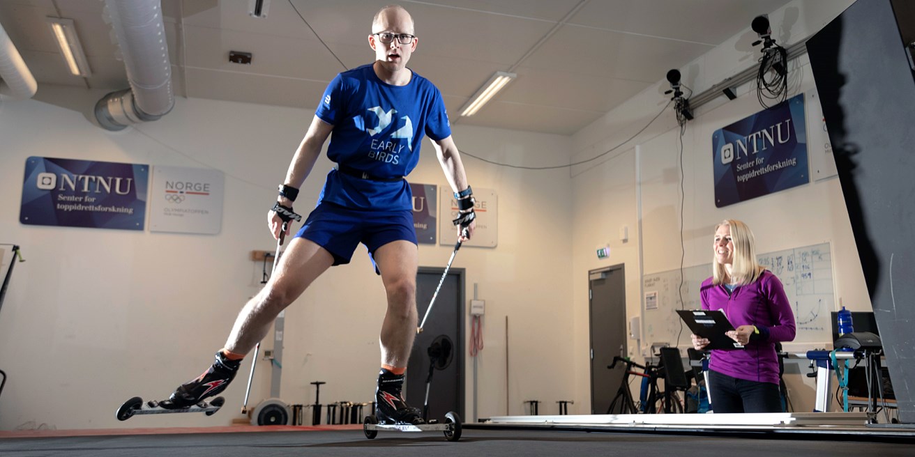 Professor og langrennsløper Øyvind Sandbakk ved NTNU er utstyrt med sensorer mens han tester ulike delteknikker for langrenn på tredemølla. Forsker Trine Seeberg i SINTEF samler data fra sidelinja. Foto: Thor NIelsen
