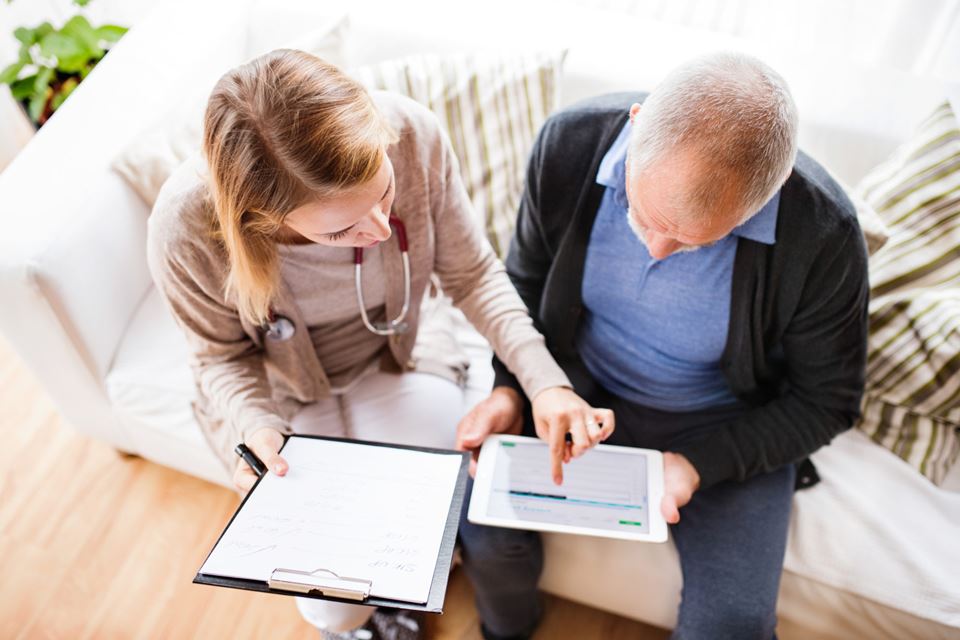 Å følge opp kronikere fra egen stue ved hjelp av digitale kommunikasjonskanaler har vist seg å være en god løsning. Men opplæring er viktig, ifølge en ny SINTEF-studie. Illustrasjonsfoto: Thinkstock