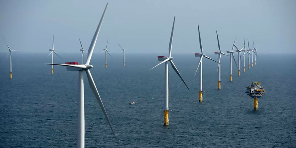 Går vi videre med havvind, vil det ikke bare skape norske arbeidsplasser og inntekter, men det vil også være et viktig klima- og miljøbidrag for verden, skriver kronikkforfatterne. Her er den norskeide havvindparken med 88 møller utenfor kysten av Norfolk i England. Foto: CHPV/SCIRA OFFSHORE ENERGY/NTB scanpix