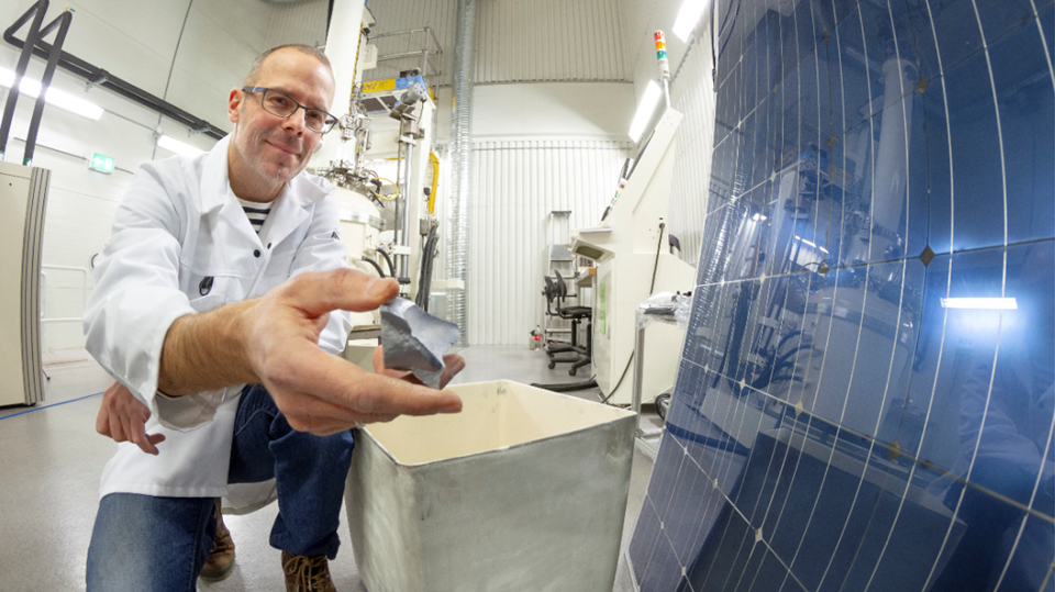SINTEF-forsker Martin Bellmann med det nye solcellepanelet. I hånda har han en bit av de nye diegel-materialet, som er laget av "sagflis" fra silisiumwafere. Begge er konkrete resultater fra EU-prosjektet ECO Solar. Foto: Thor Nielsen