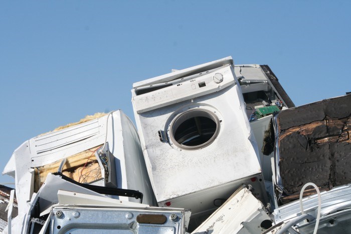 Omstillingen til en sirkulær økonomi vil  stå og falle med at bedrifter, myndigheter, og du og jeg løfter i flokk. Det betyr blant annet at vi må reparere mye mer - i stedet for å kaste. Foto: Elretur/loop.no