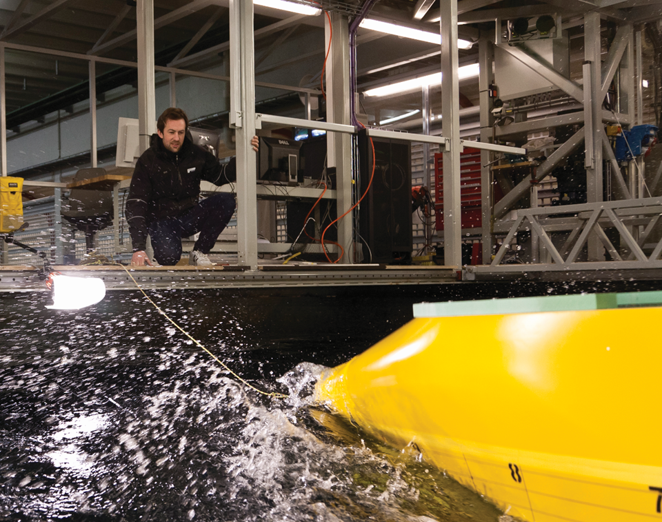 Toralf Hamstad tester et nytt skrog i skipsmodelltanken til SINTEF i Trondheim. Foto: Thor Nielsen.