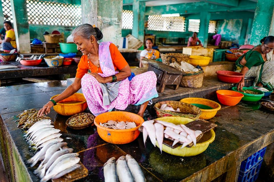 Denne kvinnen selger fisk på et matmarked i Goa, India. Helt uten kjølemuligheter. Foto: Pexels.