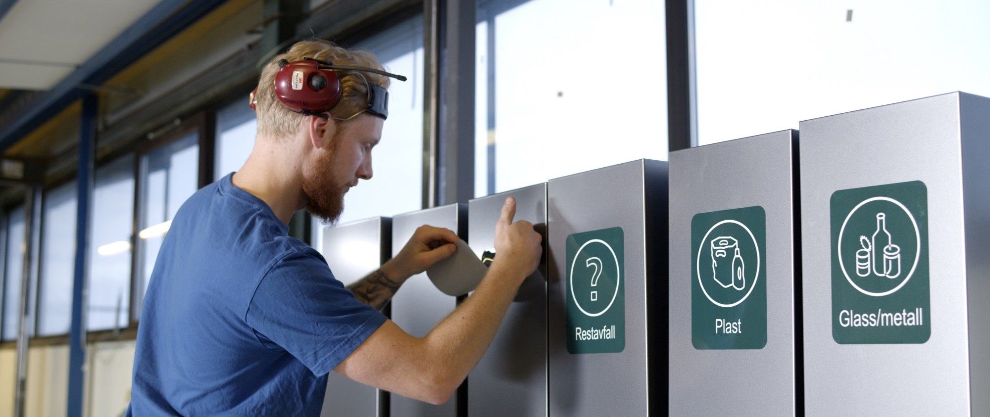 Et sykehus eller en høgskole som kun leverer restavfall har potensiale til å spare betydelige summer og store mengder CO2 med kildesortering. Her er Joakim Strid i ferd med å montere en sorteringsstasjon hos Røros Produkter. Foto er utlånt fra bedriften.