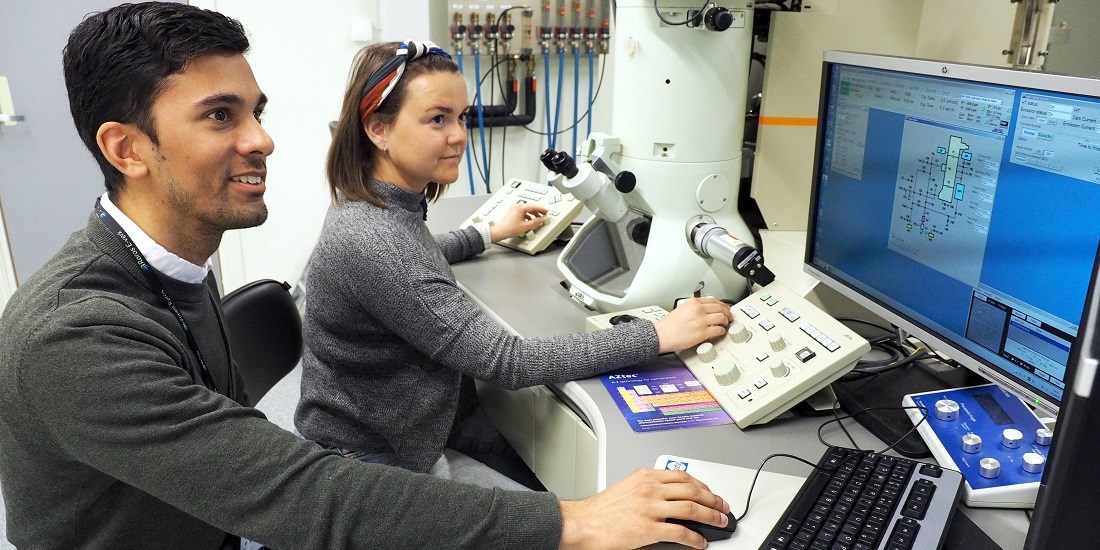 Adrian Lervik og Elisabeth Thronsen bruker elektronmikroskop for å undersøke strukturen i aluminiumslegeringer. Foto: Per Henning, NTNU