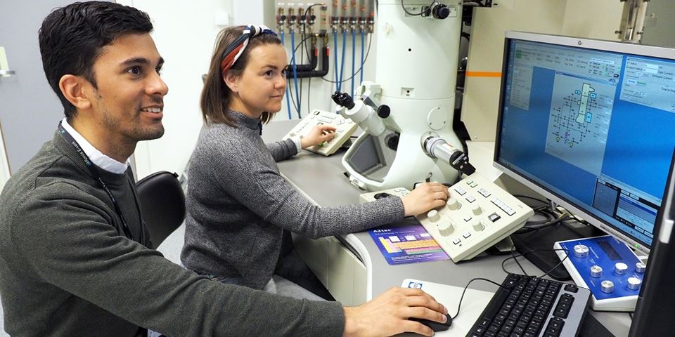 Adrian Lervik og Elisabeth Thronsen bruker elektronmikroskop for å undersøke strukturen i aluminiumslegeringer. Foto: Per Henning, NTNU