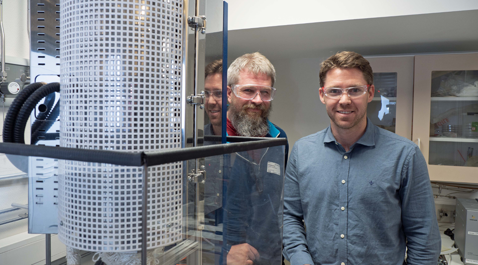 Ragnar Strandbakke (til venstre) og Einar Vøllestad er de første som har fått til å produsere hydrogen i industriell skala med vanndamp under høyt trykk. Resultatene ble nylig publisert i Nature Materials. Foto: Georg Mathisen.