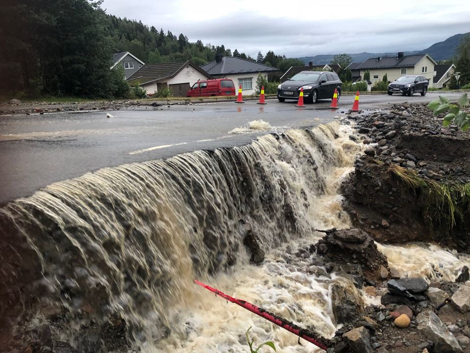 Store nedbørsmengder førte til flom og oversvømmelse i Brumunddal i august i år. Foto: John Arne Holmlund / NTB scanpix