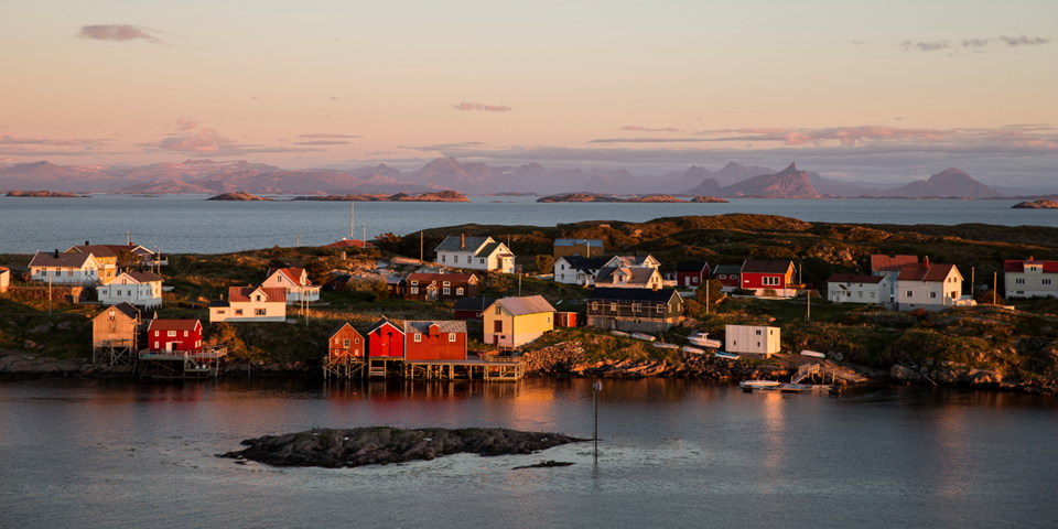Beboerne på denne øya på Helgelandskysten ønsker å bli helt selvforsynt med energi. I tillegg er det et poeng at energien er grønn og fornybar. Foto: Sigurd Fandango