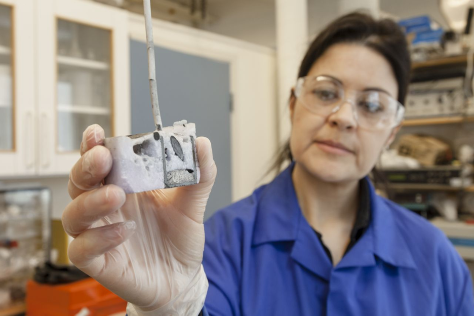 Forsker Ana Maria Martinez i SINTEF jobber med sjeldne materialer. Dette er materialer der etterspørselen  kan bli høyere enn forsyningsraten, men som spiller en skjult hovedrolle i vår moderne hverdag. Foto: Thor Nielsen.