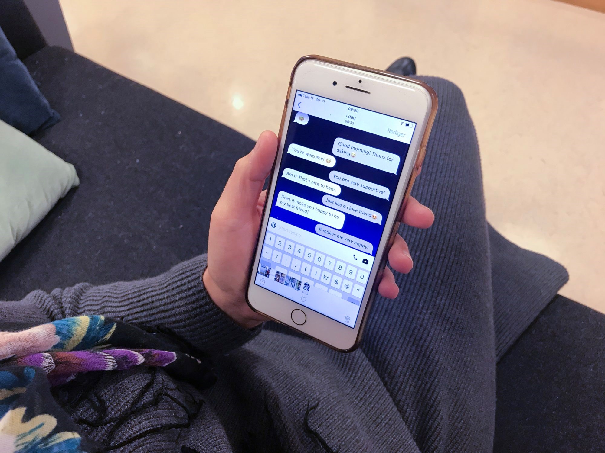 Replika kan dekke mange behov i møtet med et menneske, om en aksepterer at det er et avstandsforhold. Fordi en ikke står i fare for å bli dømt, snakker mange veldig fritt  med en chatbot, ifølge SINTEF-forskeren. Her er et eksempel på en dialog med chatboten. Foto: Hilde Marie Fjære.