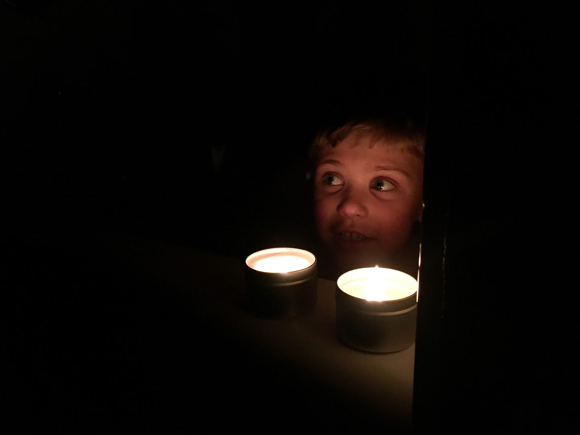 Selv om talglys kan være koselig, blir det mye plunder når strømmen går. Nå kan smart teknologi krympe avbruddstiden ved strømbrudd og dermed spare samfunnet for store kostnader. Illustrasjonsfoto: AshleyWiley/iStock