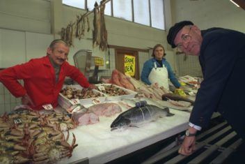 Jens G. Balchen hadde stor tro på å skape en type cyberfish. Bildet er tatt i legendarisk Fiskehallen i Ravnkloa i Trondheim. Foto: NTNU Info