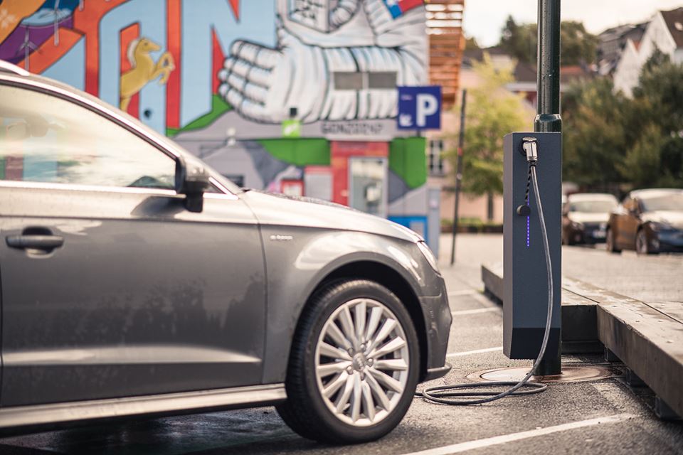 Kombinasjonen gatelys og elbil-lading, det vil si to tjenester fra en og samme kabel, er en billigere løsning enn utplassering av tradisjonelle offentlige ladepunkter. Norges ti første – og til nå eneste – lyktestolper med påmonterte elbil-ladere, er å finne i trehusdelen av Stavanger. Foto: Zaptec