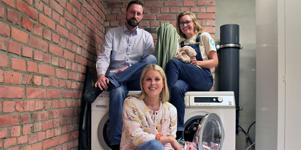 Et nytt filter utviklet av SINTEF skal gi ny og viktig kunnskap om mikroplasten som kommer fra klesvasken vår. Fv. Stephan Kubowicz i SINTEF og Camilla Coward, grunnlegger og daglig leder i Clean Oslo. Foran Hanne sitter Elisabeth Høiesen, bærekraftsjef i Fjong. Foto: Siri Elise Dybdal