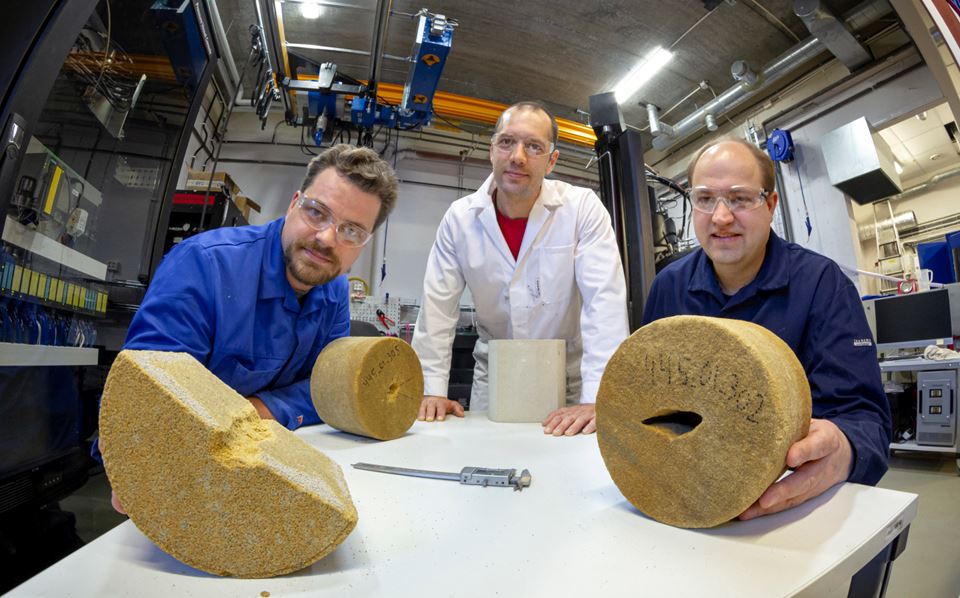 Disse forskerne kan nå finne smertegrensa for et oljereservoar som produserer sand - og dermed kan kollapse:  F.v.: Dawid Szewczyk, Andreas Berntsen og Lars Erik Walle. Foto: Thor Nielsen