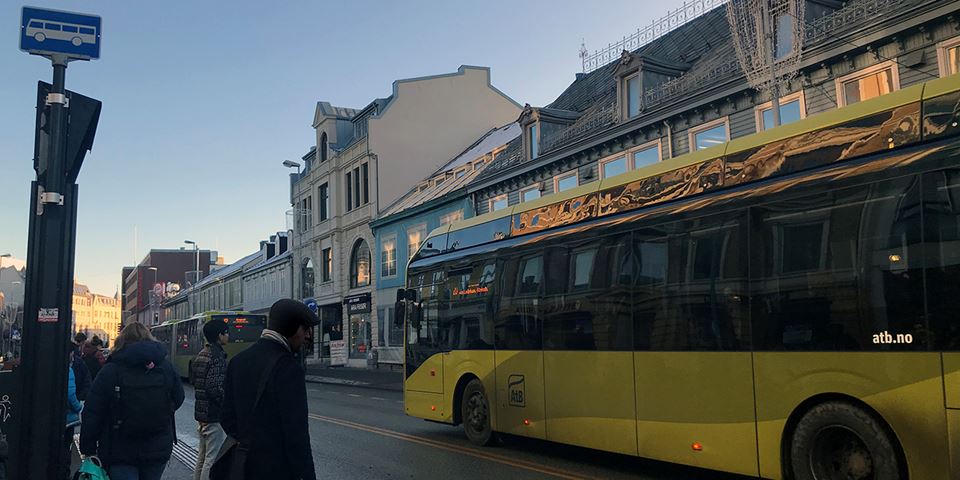 Kollektivselskapet AtB i Trondheim innførte 36 elbusser i høst. Dette er ett av prosjektene som forskerne skal samle inn data fra og analysere. Foto: Idun Haugan / NTNU