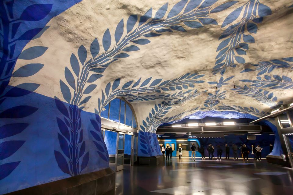 Vi er ganske vant til å oppholde oss i undergrunnen, som her på metroen i Stockholm. Nå utredes såkalte jordskrapere i Singapore. De kan få hele femti etasjer under jorda.  llustrasjonfoto: iStock